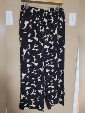 💜2 for $10💜 Bundle and save Wide-Leg Paperbag Waist Pants in Black & Cream